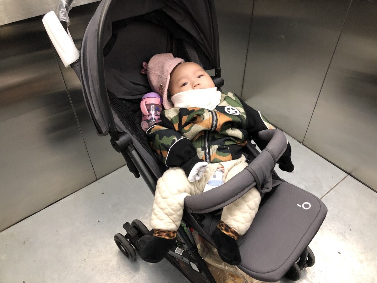 国内坐飞机带婴儿必须是父母吗