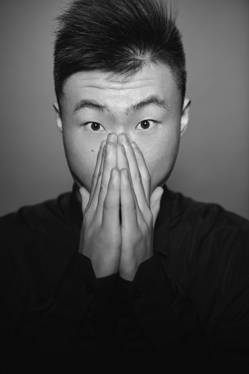 我稍满意的一张中间调棚拍人像作业,看来调性不能乱用啊.