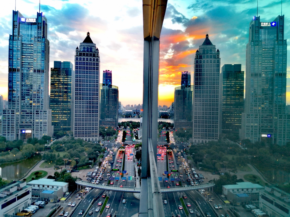 余辉的照耀下的大楼晚霞异常美丽繁忙的马路车水马龙构成一片都市繁华