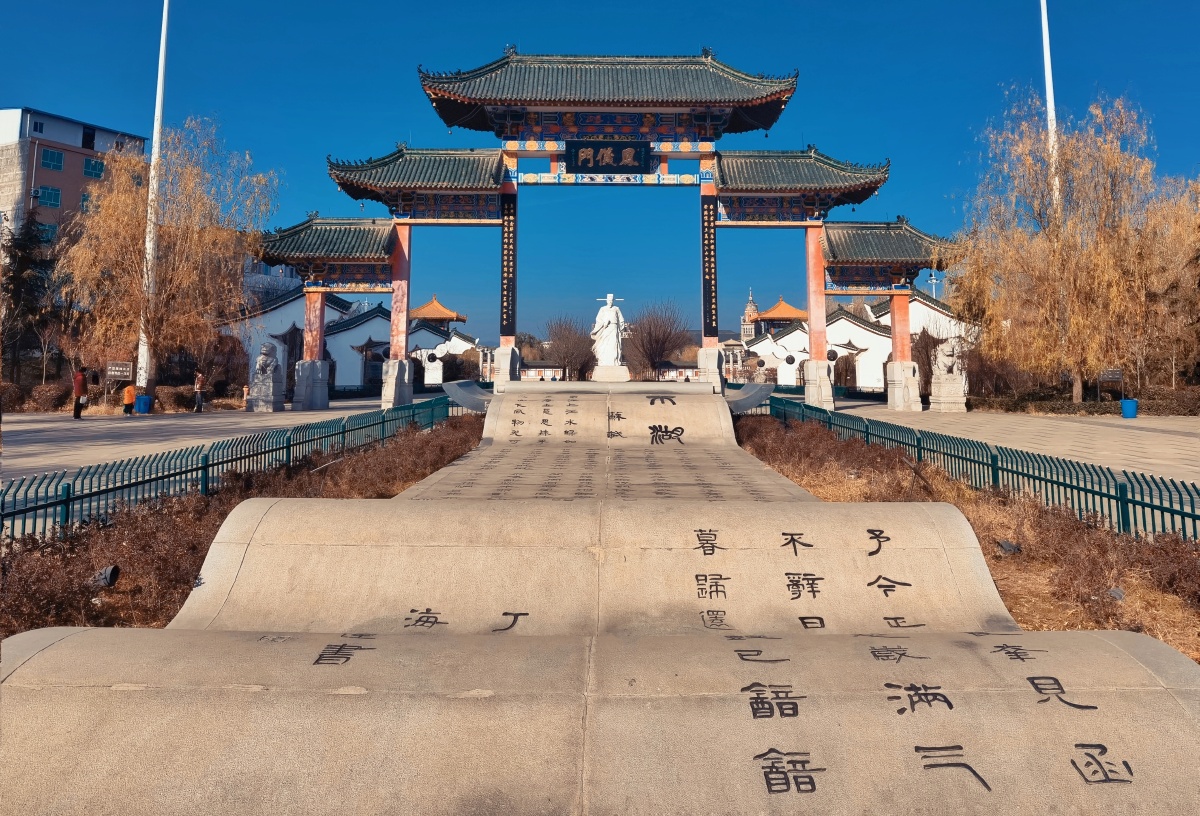 凤翔东湖凤仪门苏轼雕塑