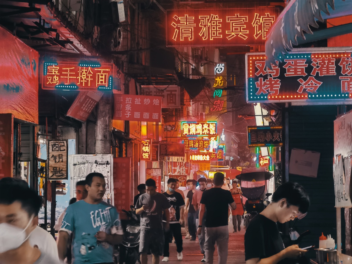 昨晚路过城中村随手拍了几张夜景这里曾是电视剧装台的取景地由于疫情