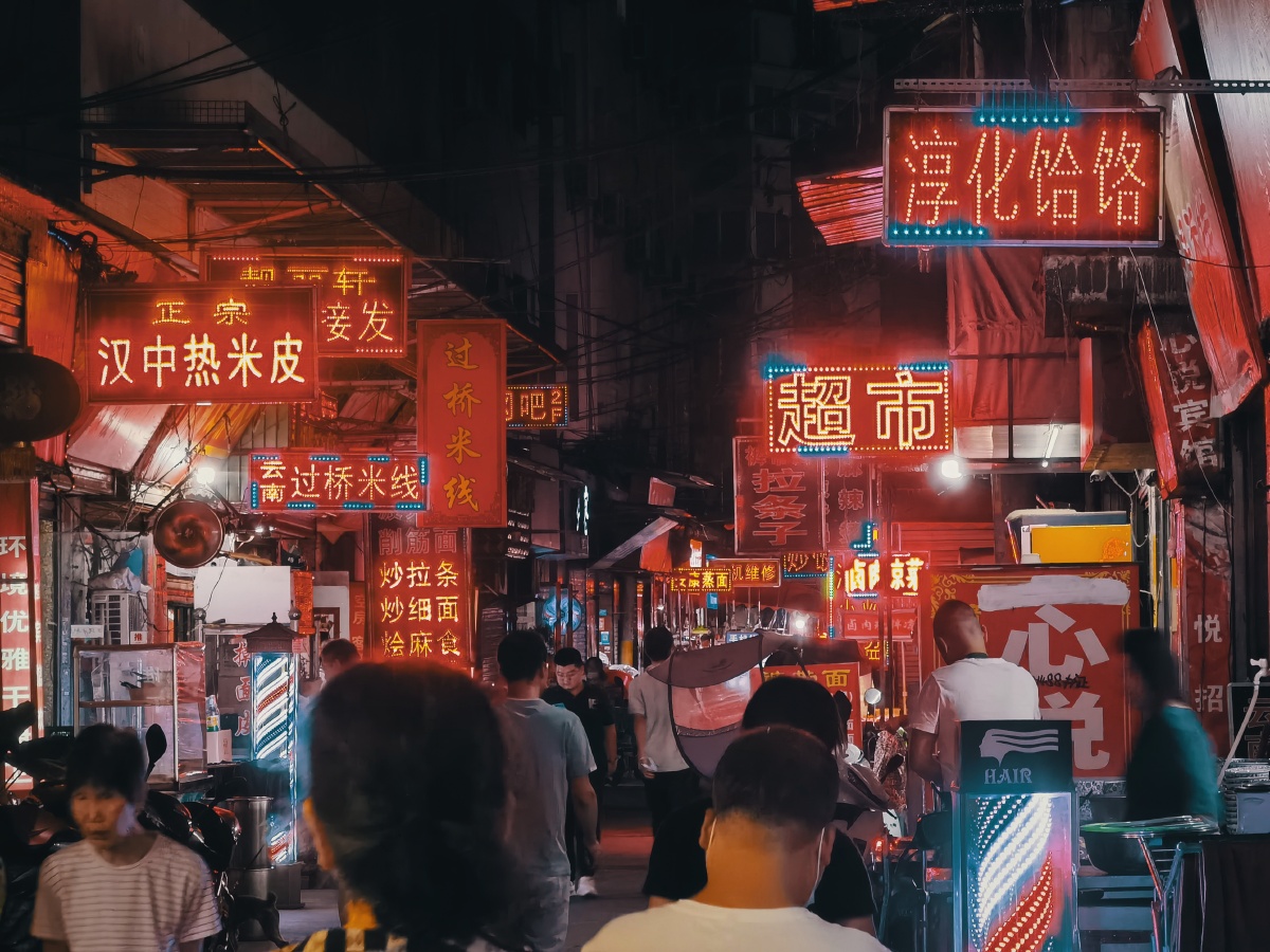 由于疫情,城中村里的好多店铺都关闭了,街道上比以往冷清了不少.