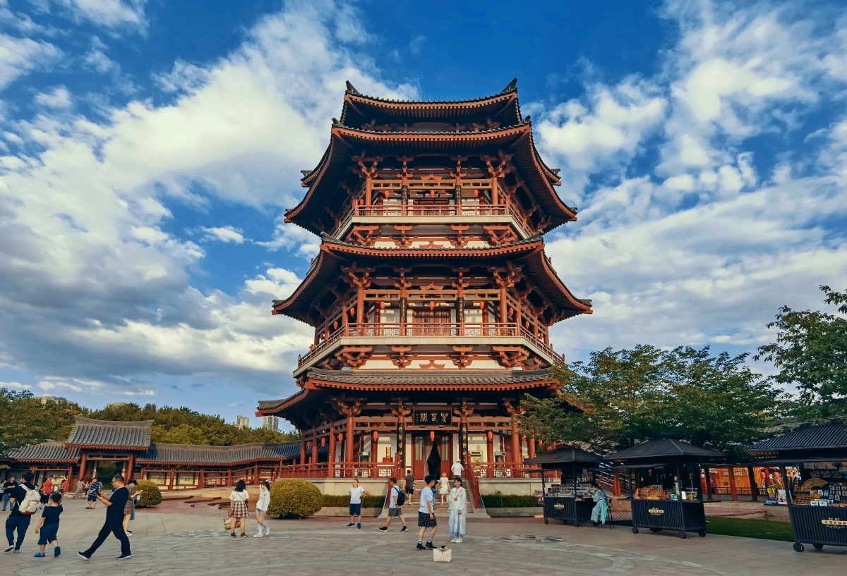 蓝天白云下的望春阁摄于西安大唐芙蓉园