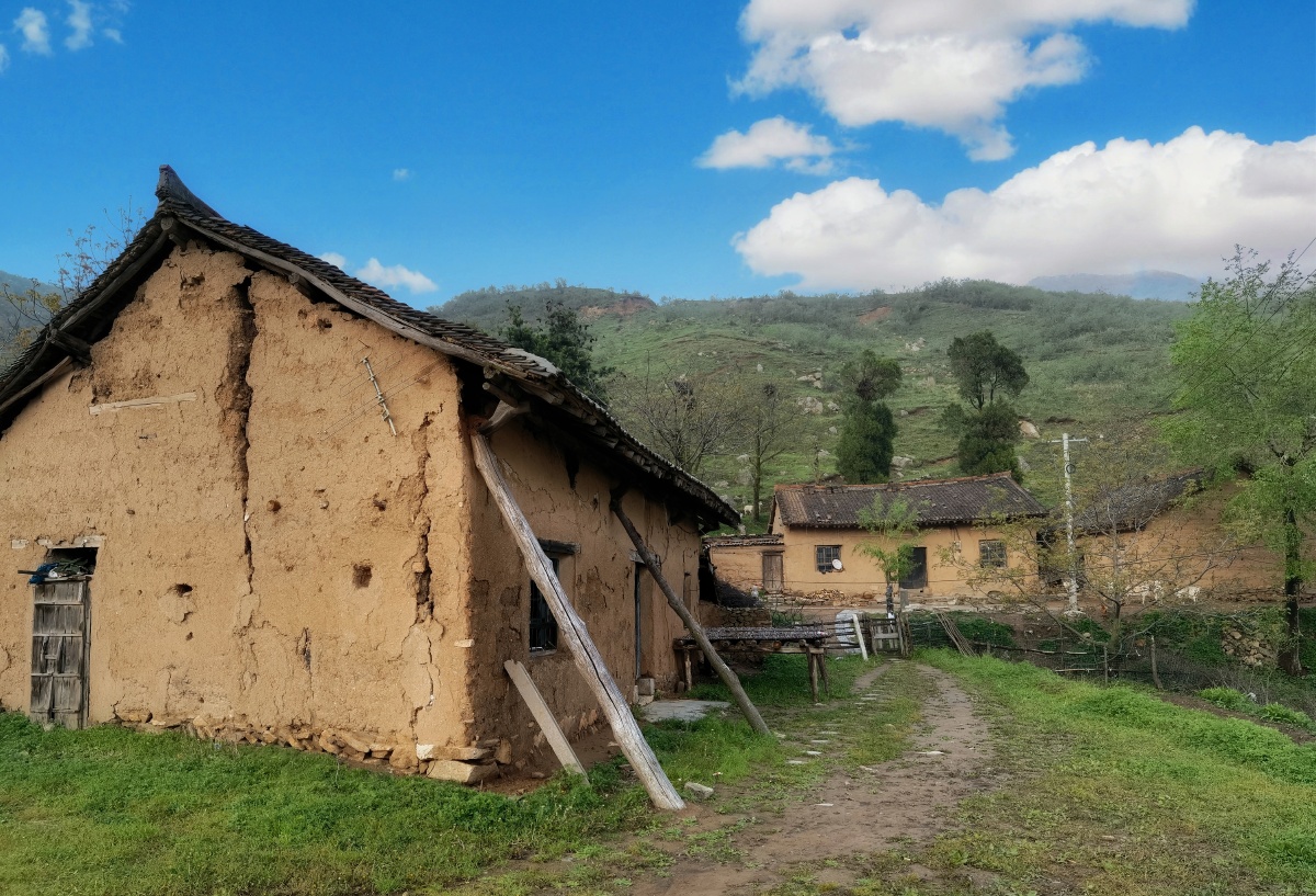 秦岭山村里快要倒塌房子用木板支撑下还能用几年