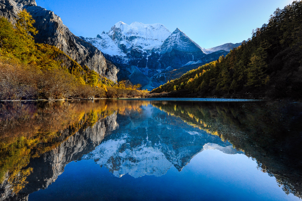 深秋的仙乃日雪山