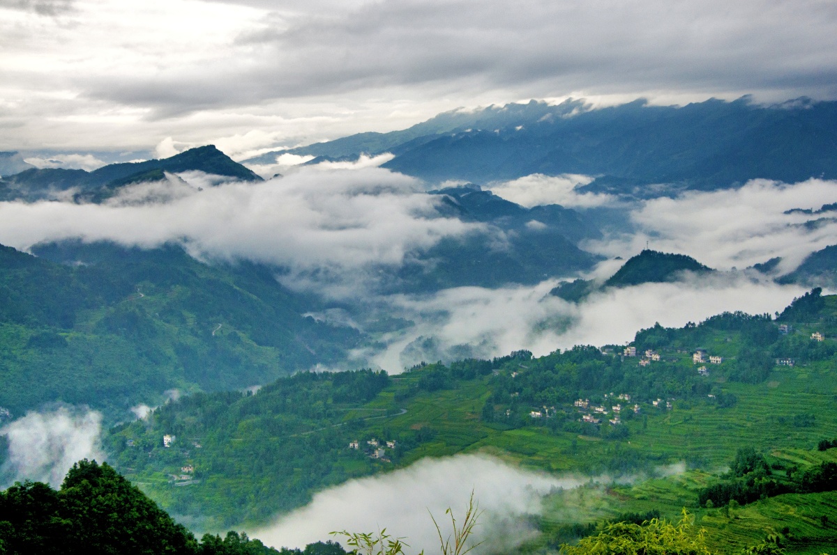 山寨云雾组照拍摄于湖北省利川市文斗乡五里峡