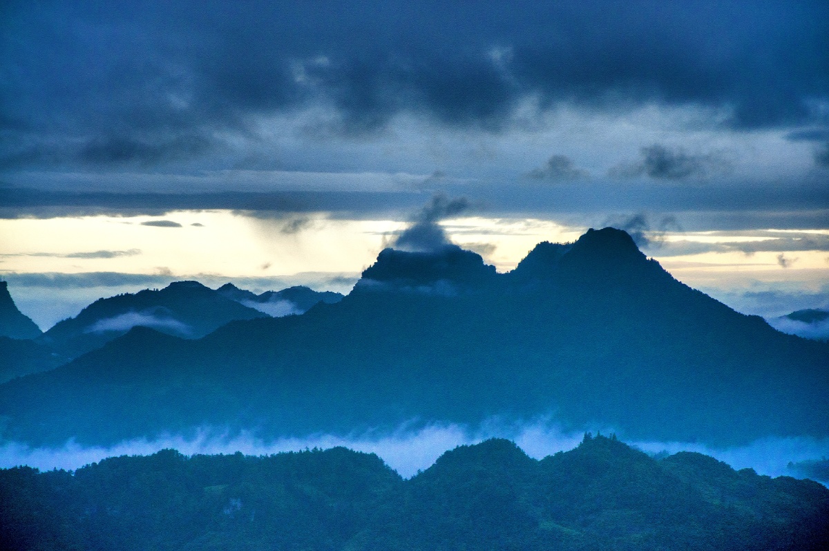 山寨云雾组照拍摄于湖北省利川市文斗乡五里峡