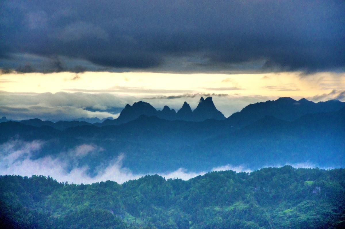 山寨云雾组照拍摄于湖北省利川市文斗乡五里峡
