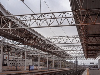 1576973