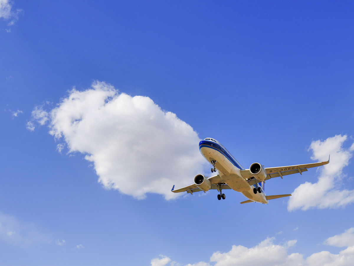 飞机有朝霞的飞机最美