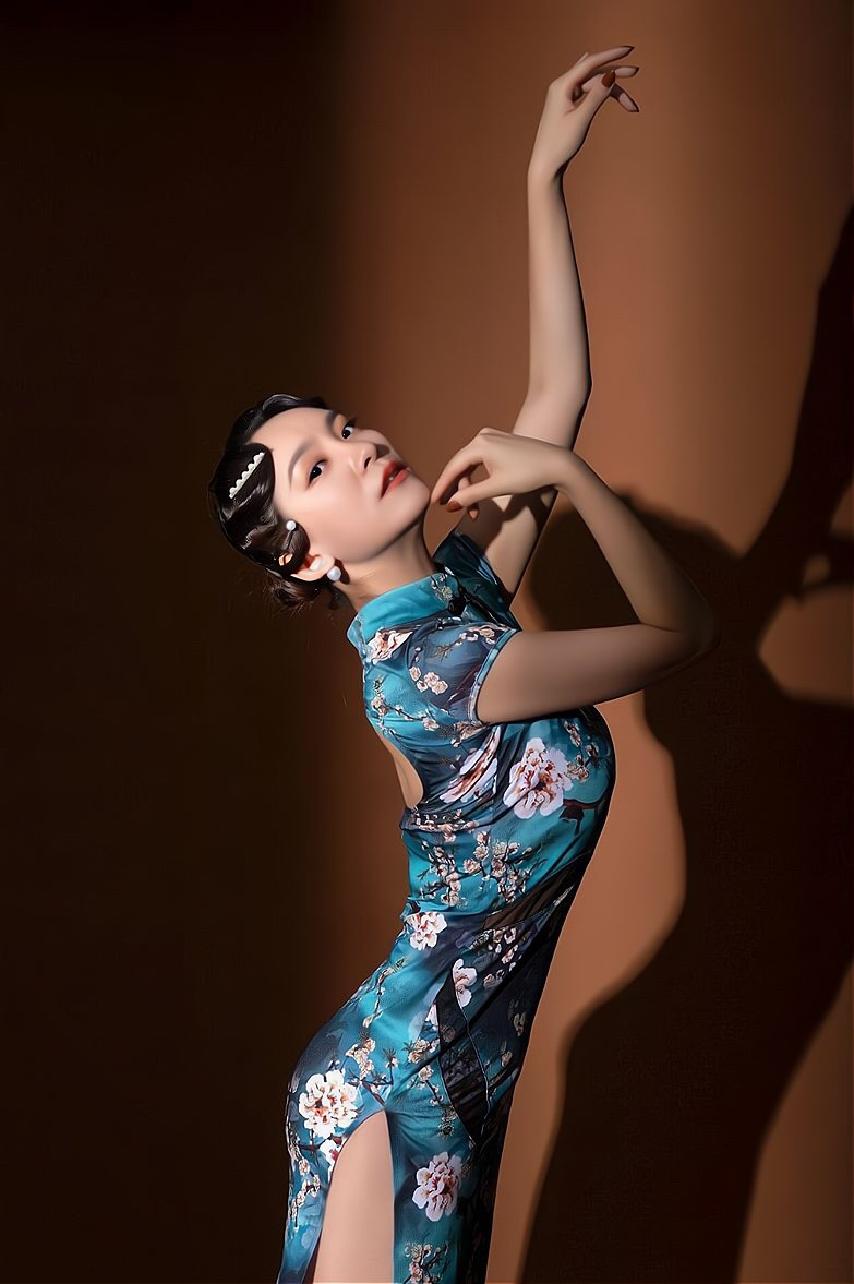 旗袍舞影雅致旗袍窈窕身翩翩起舞曼妙姿灵动变幻映光影亦梦亦真令人醉