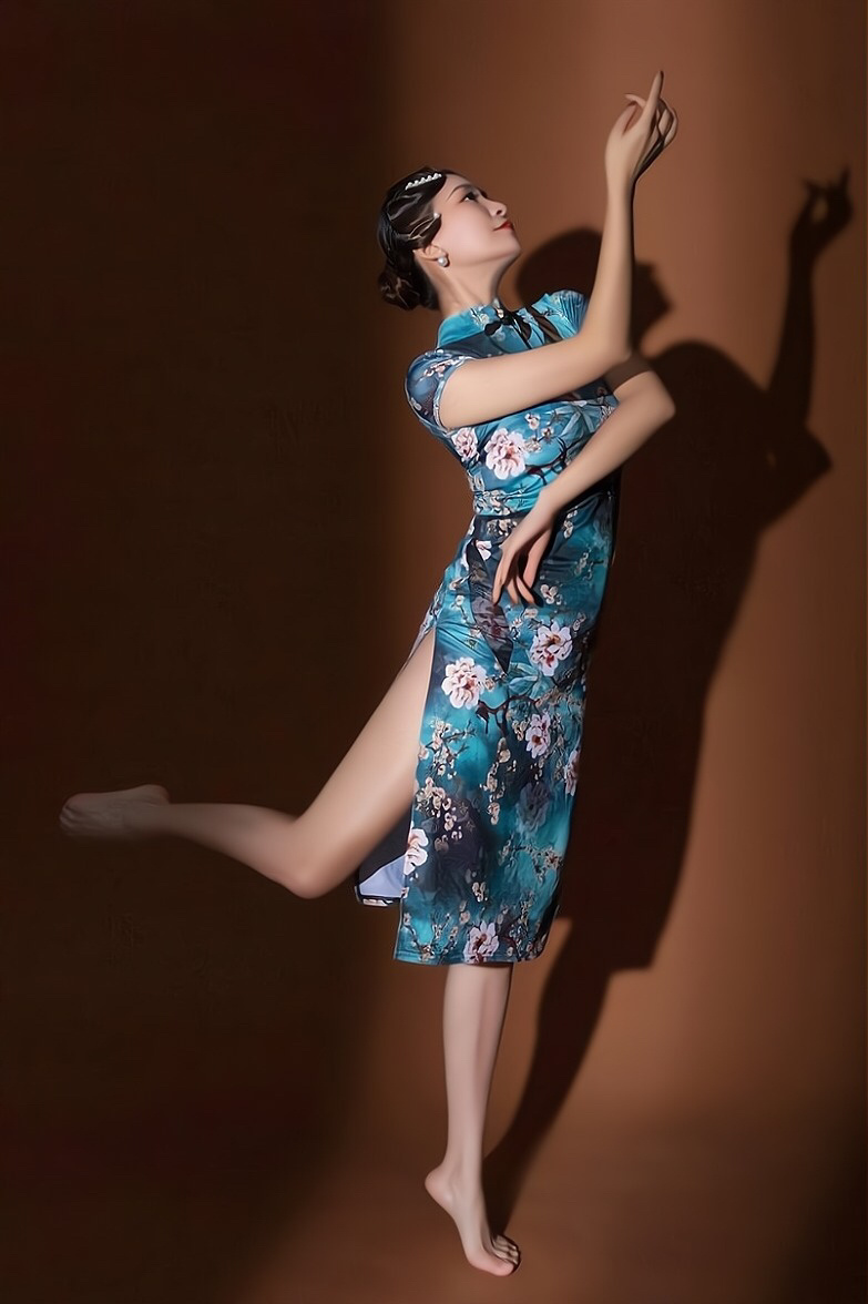 旗袍舞影雅致旗袍窈窕身翩翩起舞曼妙姿灵动变幻映光影亦梦亦真令人醉