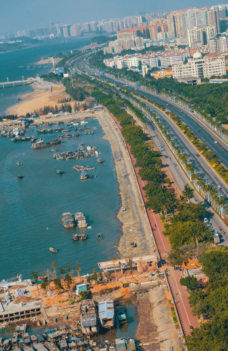 城市家园3俯瞰欣赏防城港市区内海岸线的美丽曲线