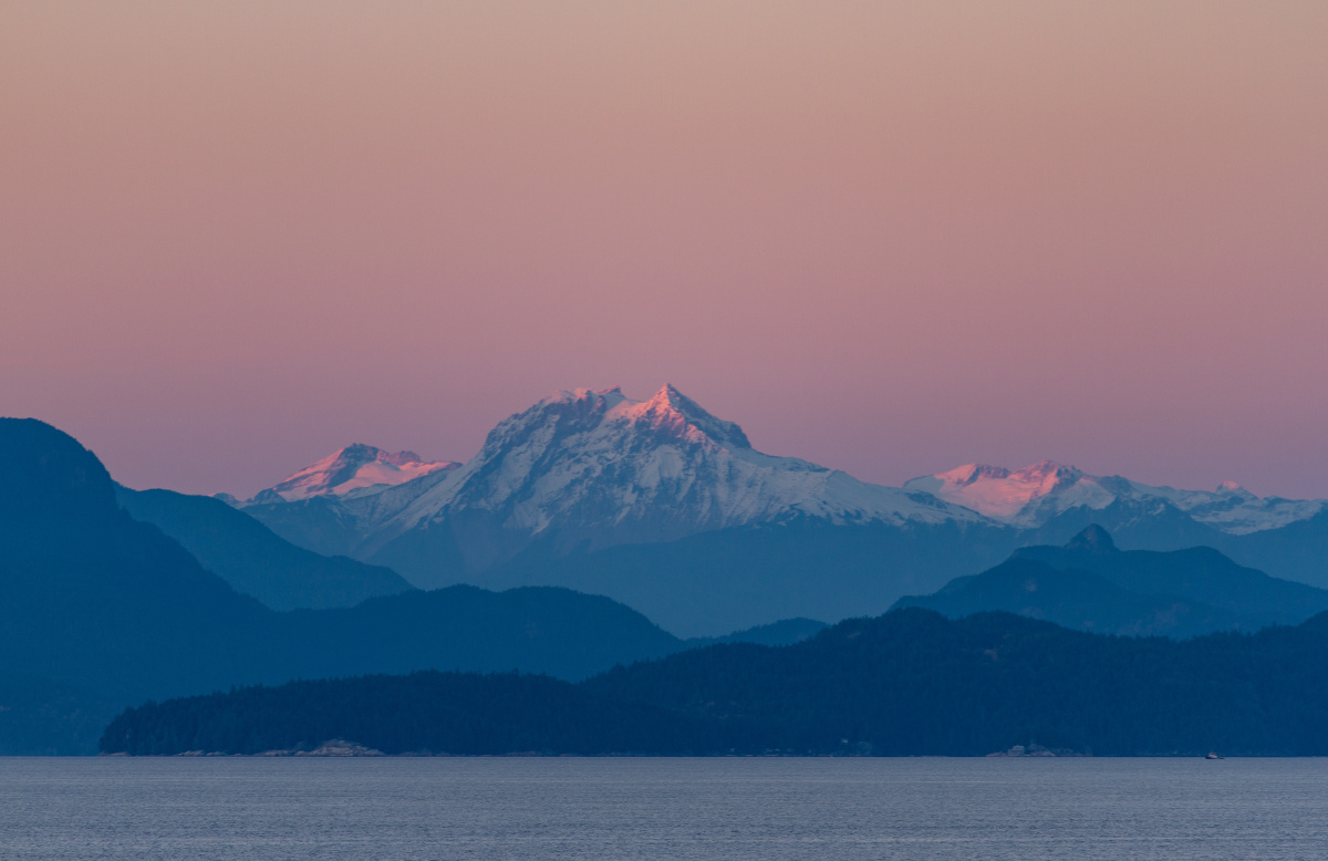 莫兰迪色雪山日落
