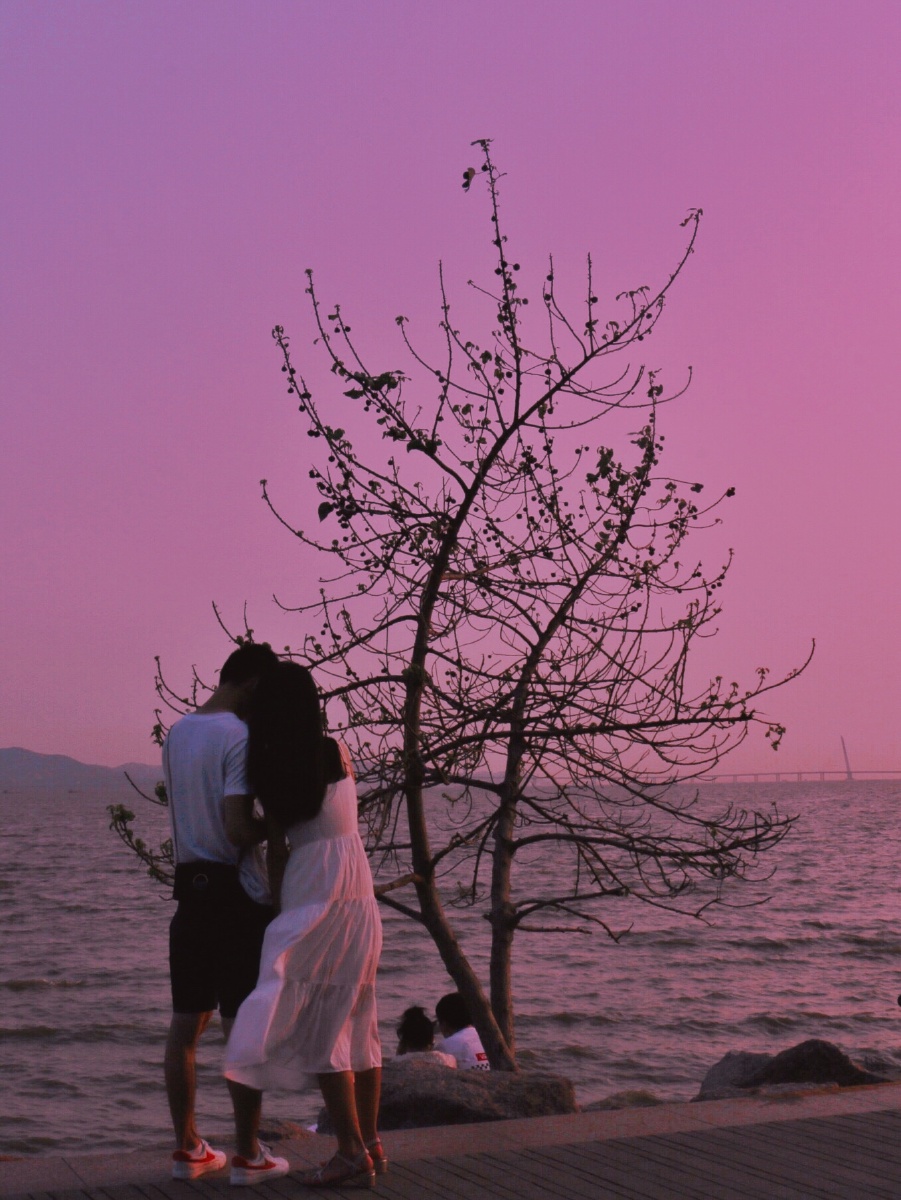 陪你去看海 在海边偶遇一对恩爱的小情侣,女生依靠在男友身边,瞬间吃