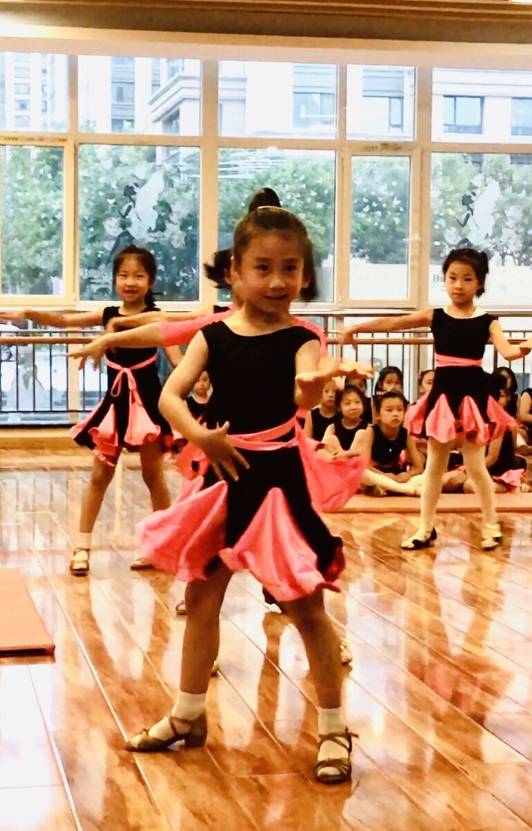 幼儿学成品舞蹈优势,幼儿舞蹈可发展幼儿身体运动功能