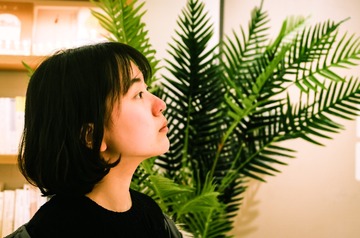 1605943