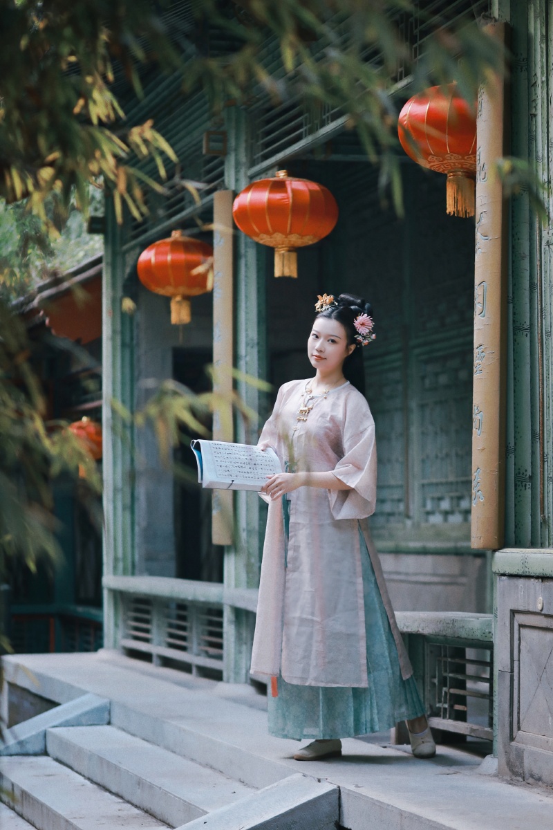 汉服拍摄绿蜡春犹卷红妆夜未眠凭栏垂绛袖倚石护青烟本组调色思路灵感