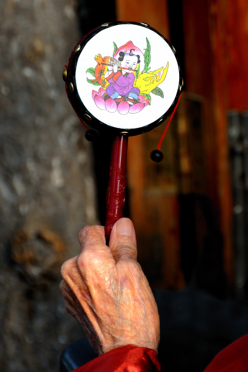 看到儿童常玩的拨浪鼓,握在耄耋老人的手里,我仿佛明白了