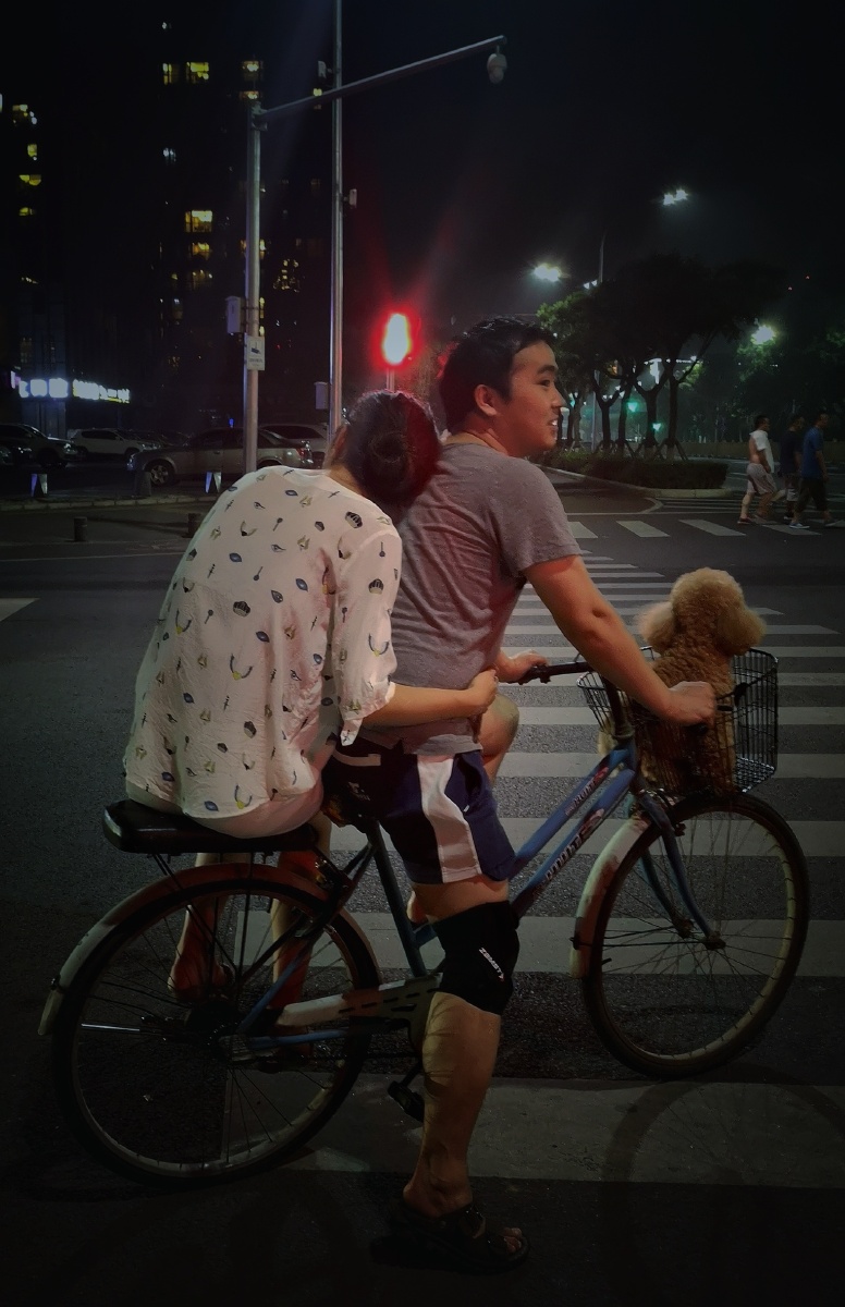 晚上十一点的街头餐馆下班的情侣