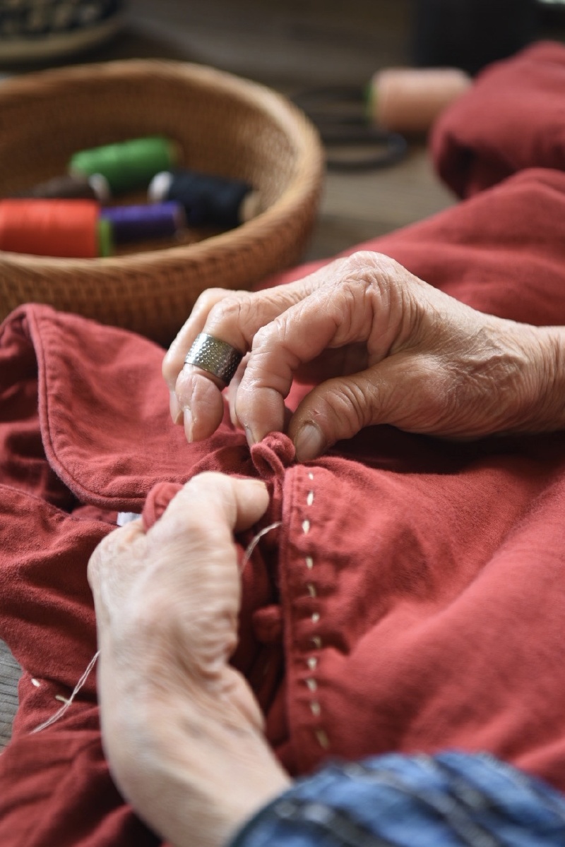 严冬速速缝,意恐冷风吹.谁言寸草心,报得三春晖.