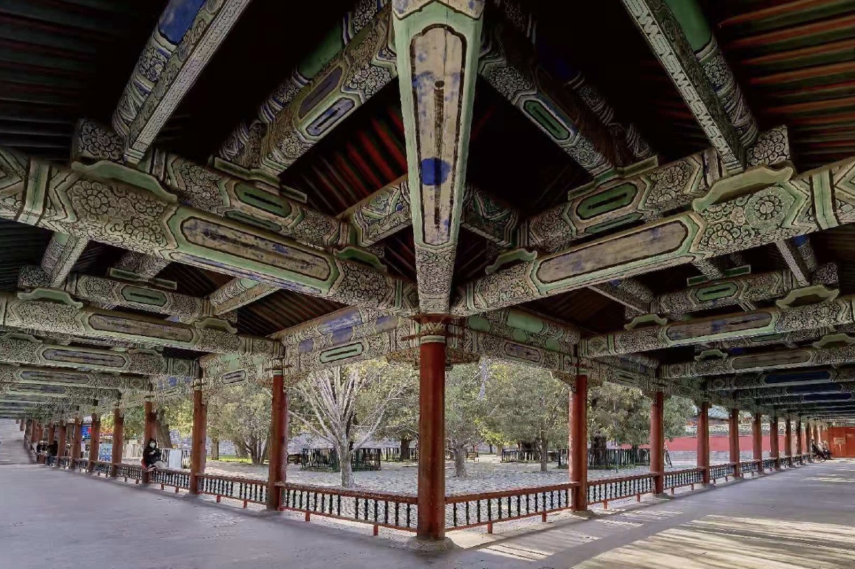 北京天坛,呈"w"字形长廊,它共七十二间,起着连结祈谷坛,神厨,神库及