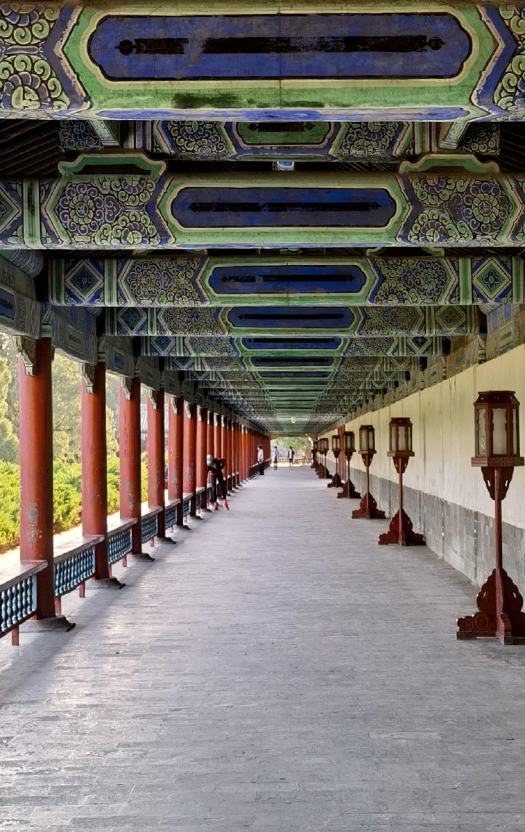 北京天坛,呈"w"字形长廊,它共七十二间,起着连结祈谷坛,神厨,神库及