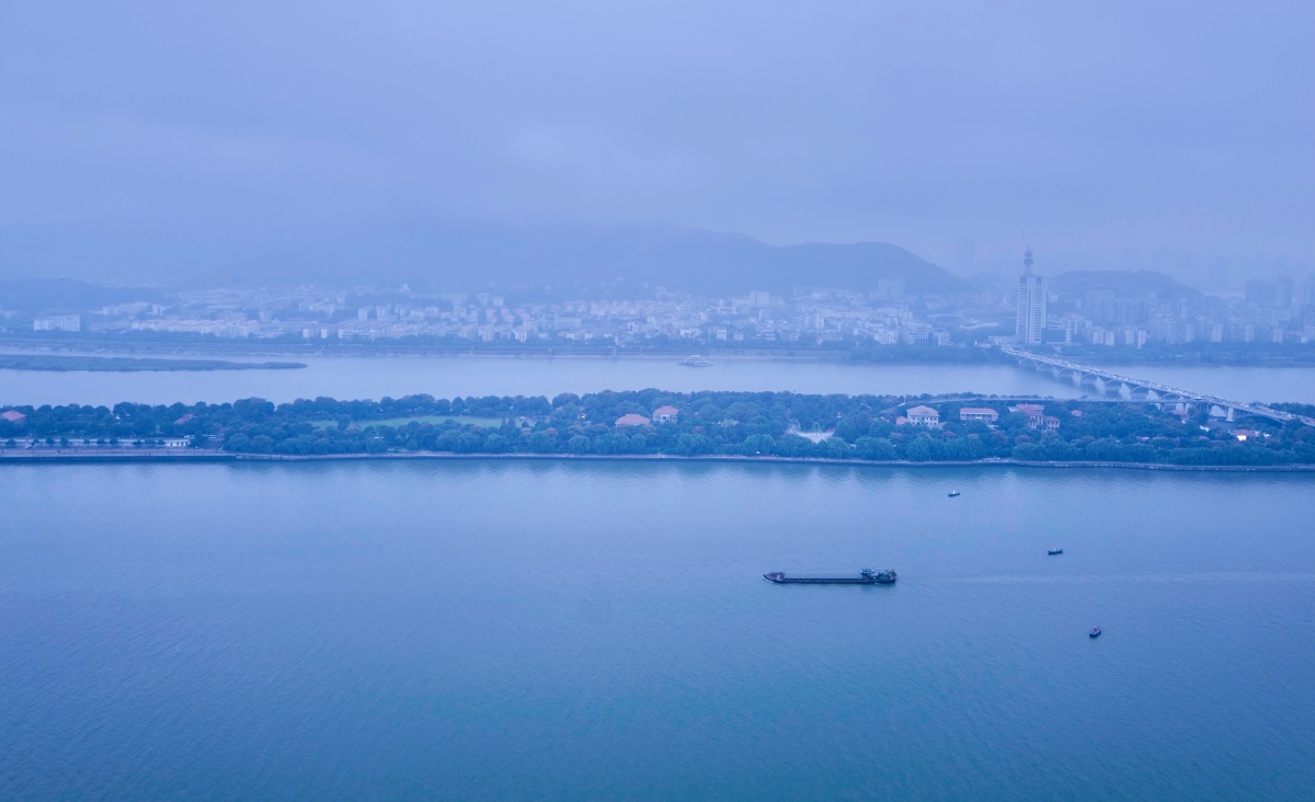 秋天傍晚的橘子洲