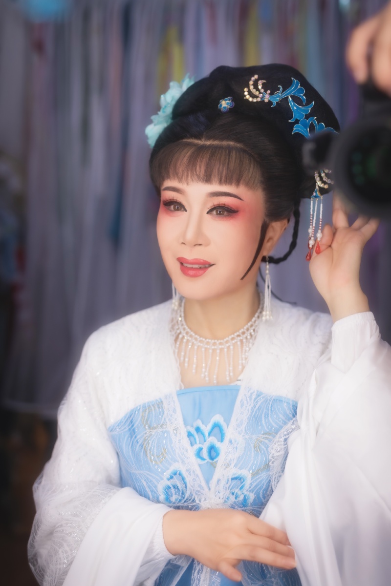 西厢记崔莺莺夜听琴勾起了女儿的心事晓窗寒神思倦脂粉慵施