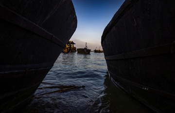 718383