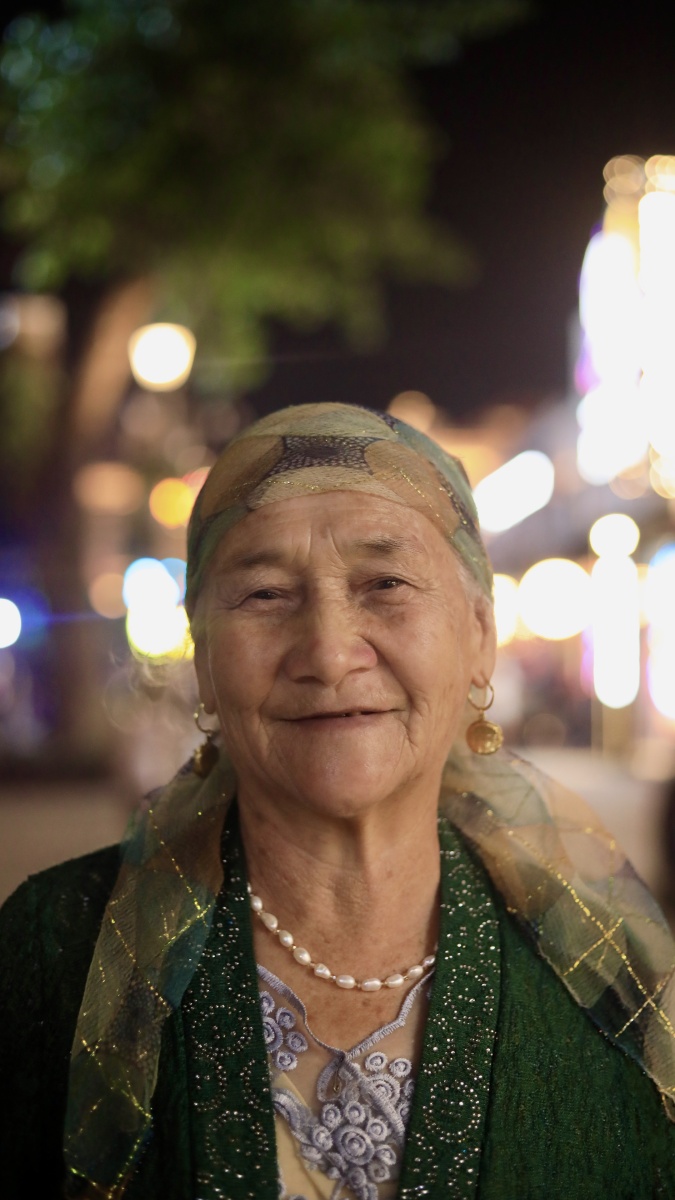 偶遇新疆一位老奶奶笑容瞬间烙在脑海中