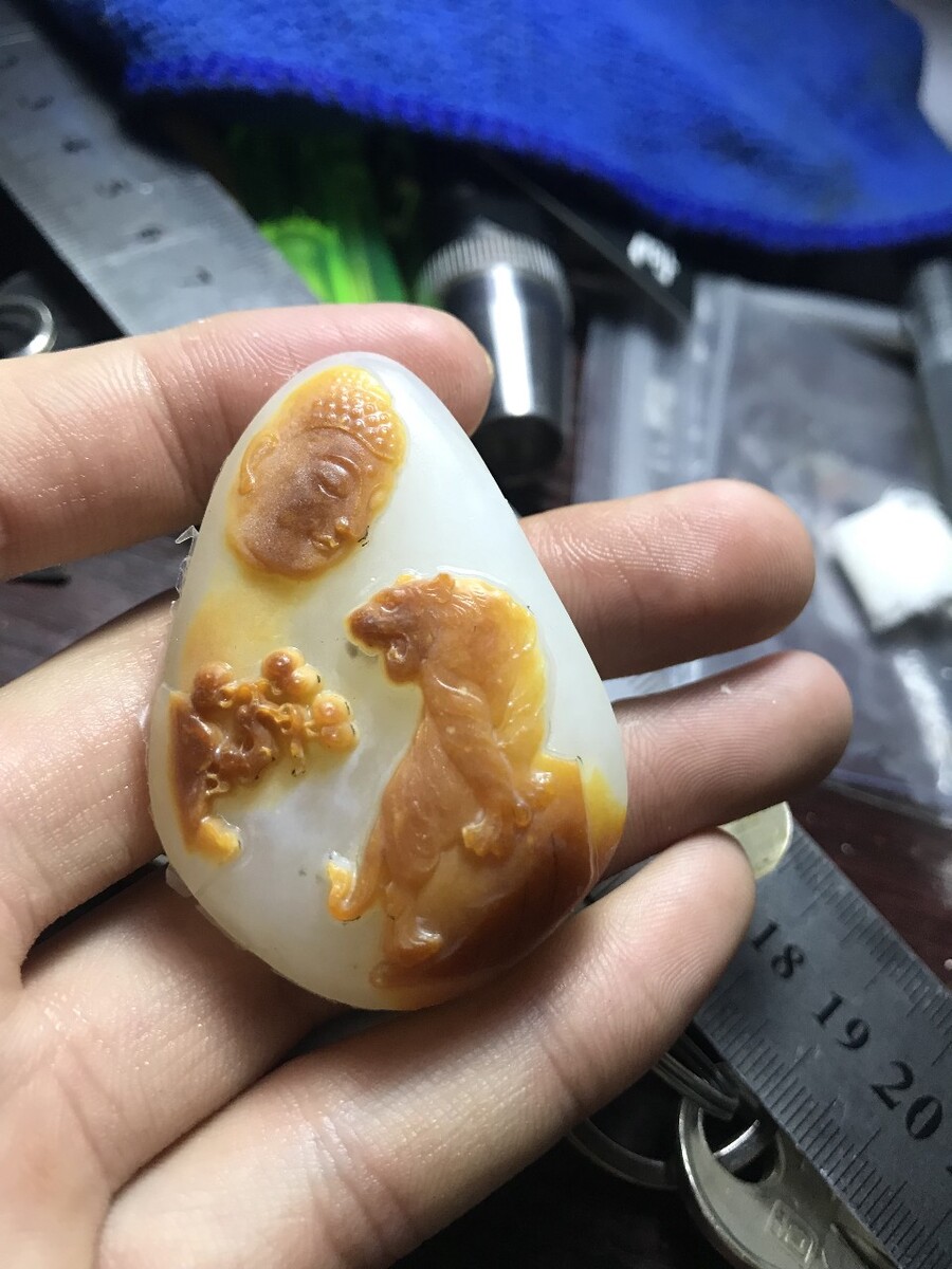 琥珀和玉石有什么区别