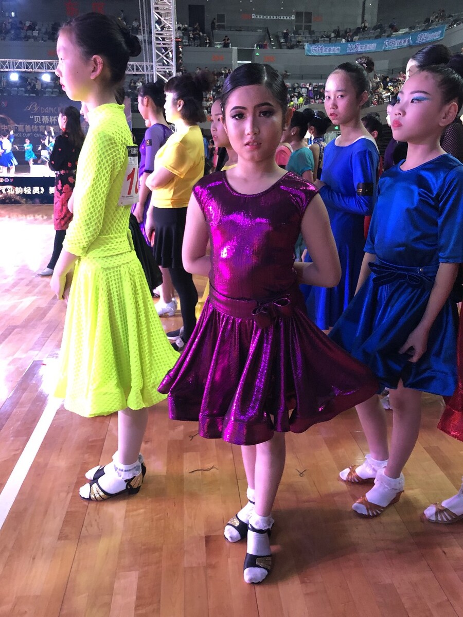 小学女生艺术舞蹈