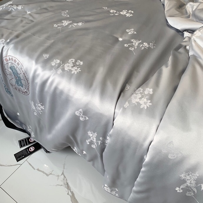 极力推荐这款被子夏凉蚕丝被加拿大鹅canadagoose出品采用蚕丝棉成分