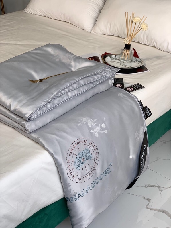 极力推荐这款被子夏凉蚕丝被加拿大鹅canadagoose出品采用蚕丝棉成分