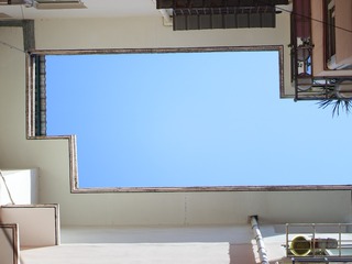 618239