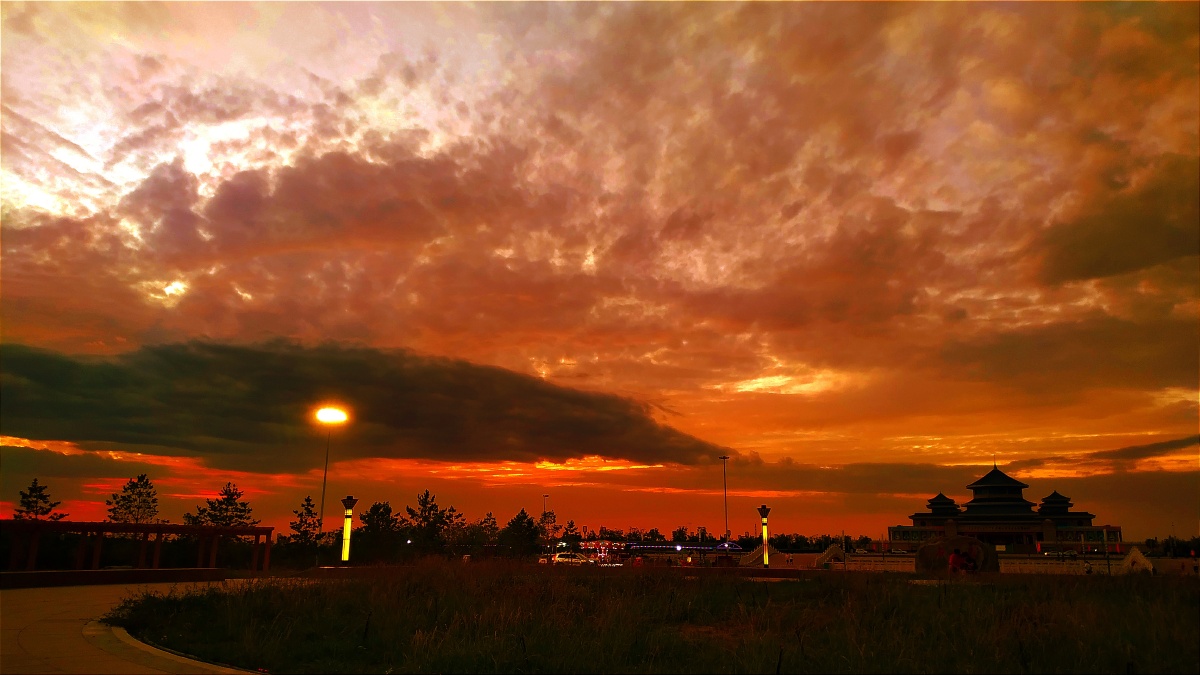 火烧云颜色变化真多,一会儿红彤彤的,一会儿金灿灿的,一会儿茄子紫,梨