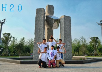 1600105