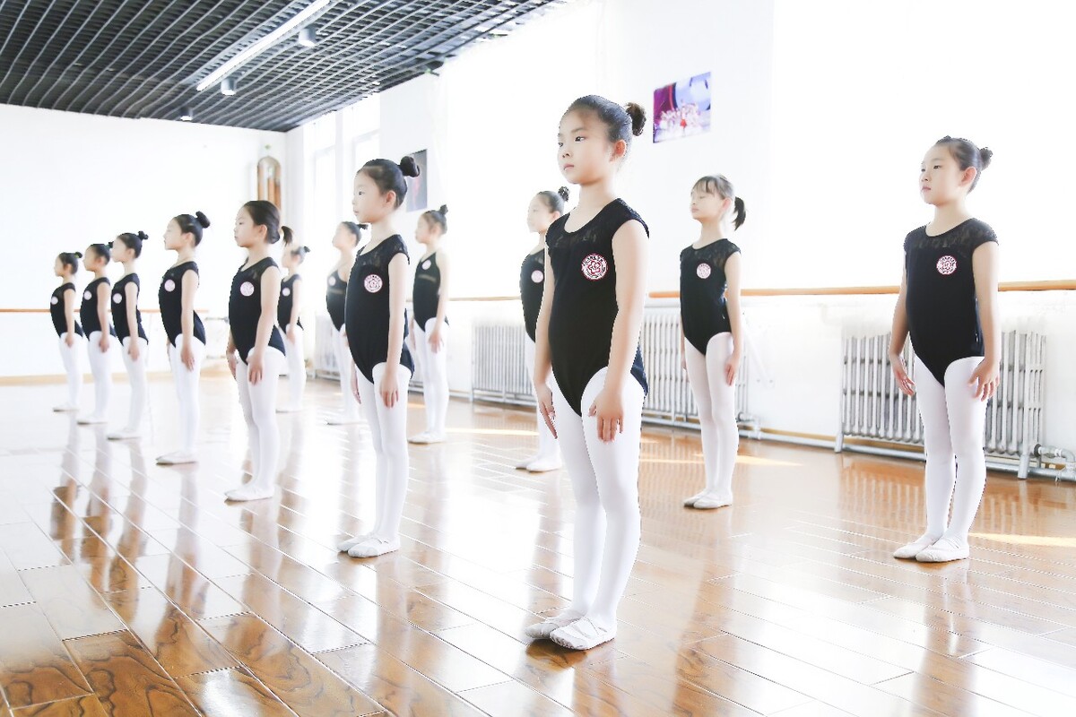 小孩学舞蹈利弊,学习舞蹈要慎重孩子骨骼发育受影响