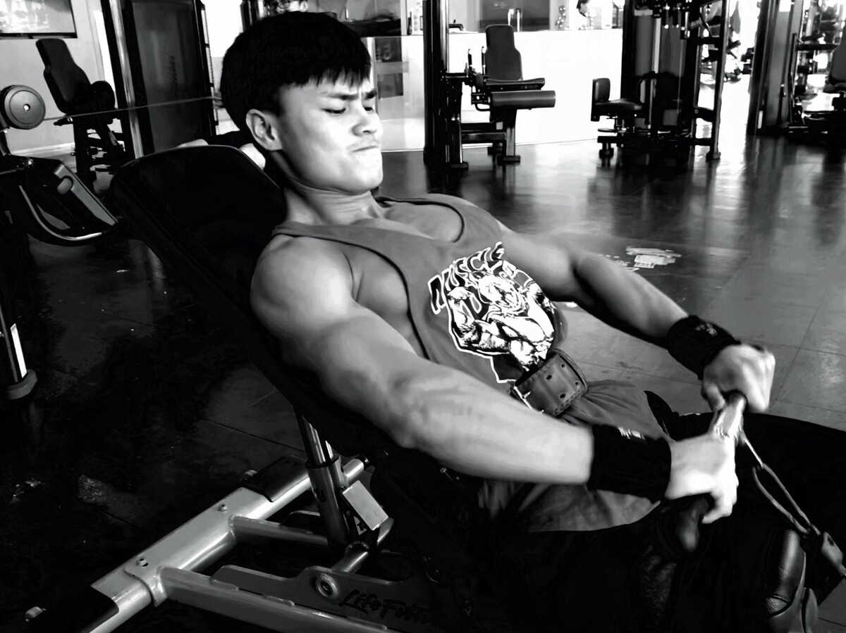 中国健身男腹肌图片,健身房大秀腹肌张若昀自拍照网民狂赞