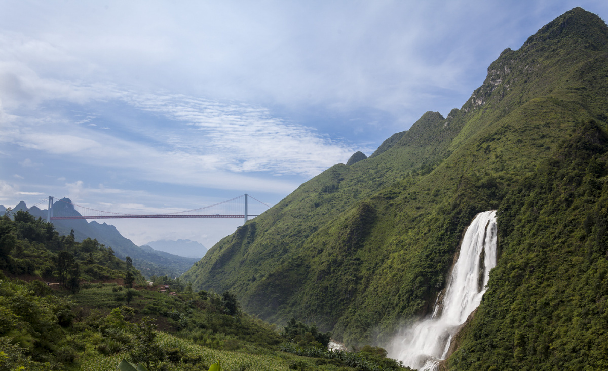 关岭坝陵河大桥与滴水滩瀑布