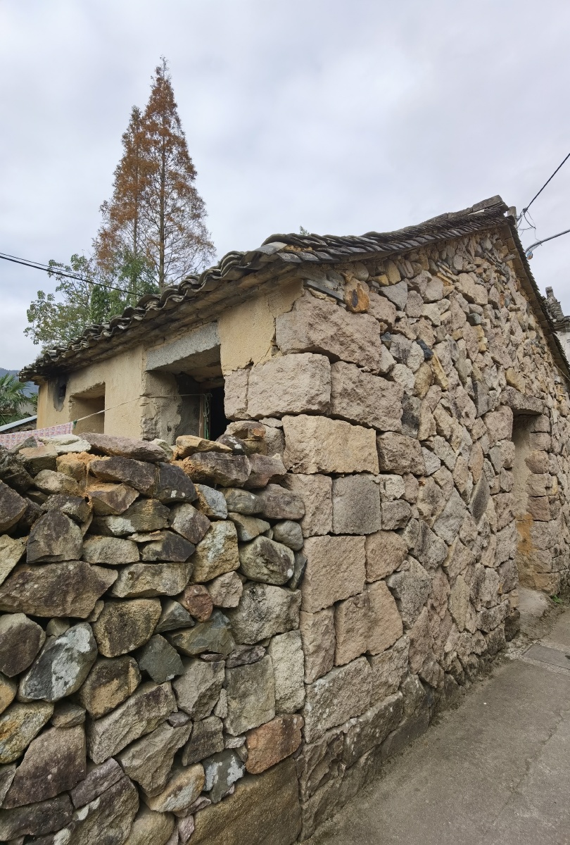 浙江台州三门县亭旁红色景区石头巷这里每座房子都是石头堆砌