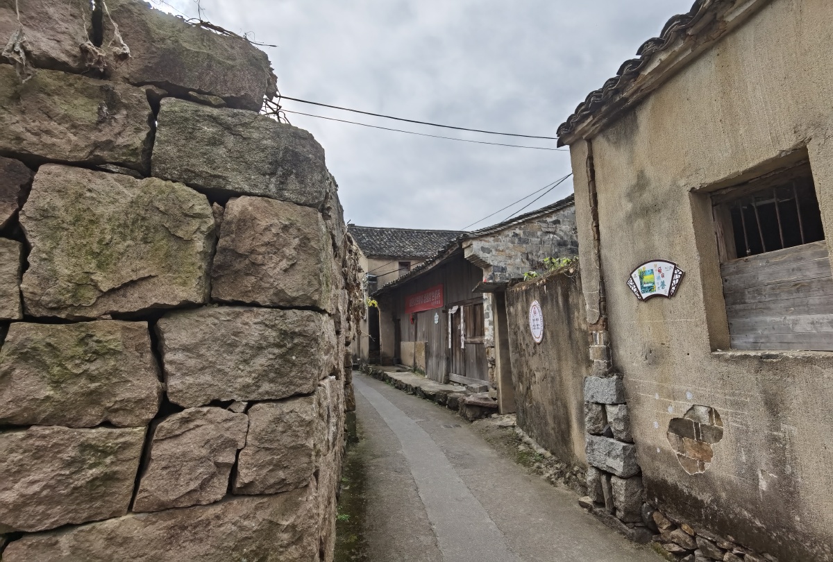 浙江台州三门县亭旁红色景区石头巷这里每座房子都是石头堆砌