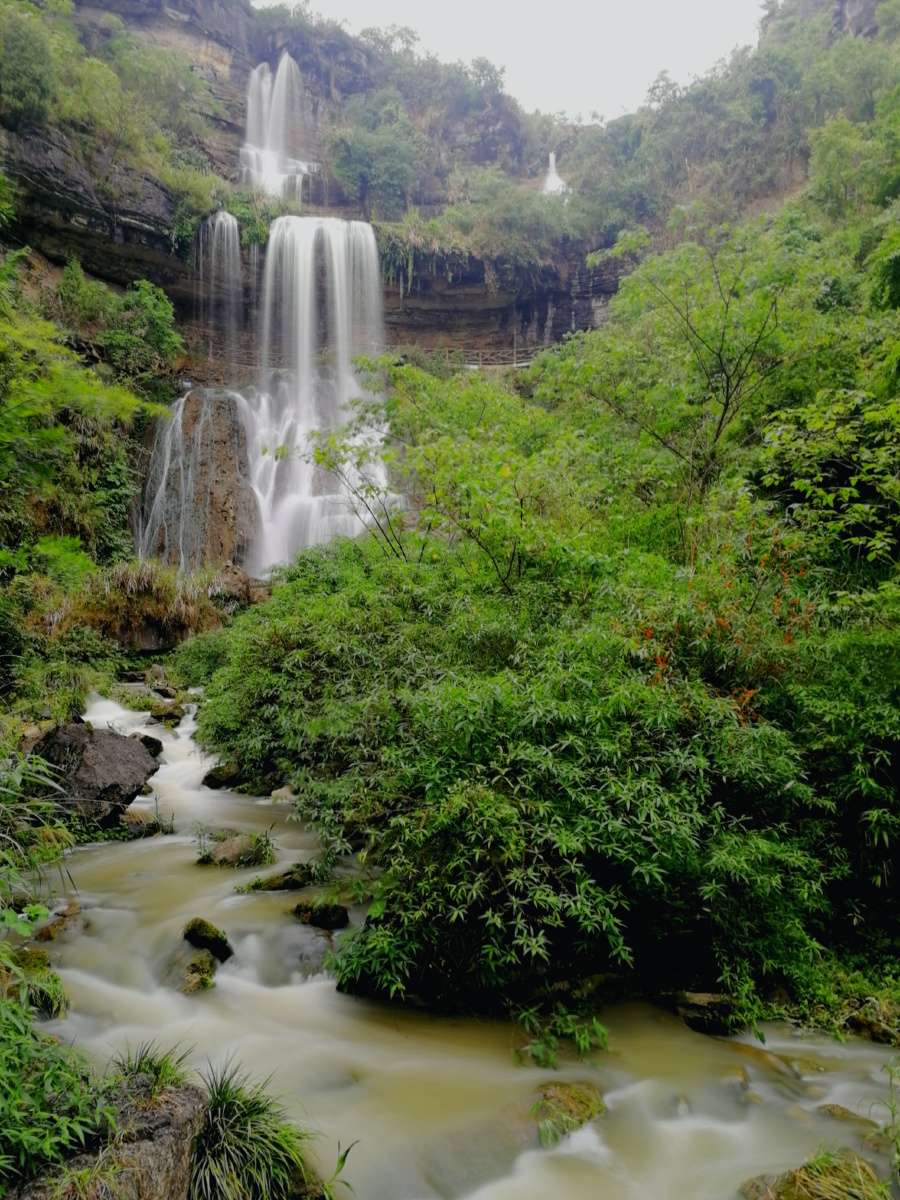 独山大河口瀑布风光,美了这个炎热的夏天,刚下过雨,水有些浑
