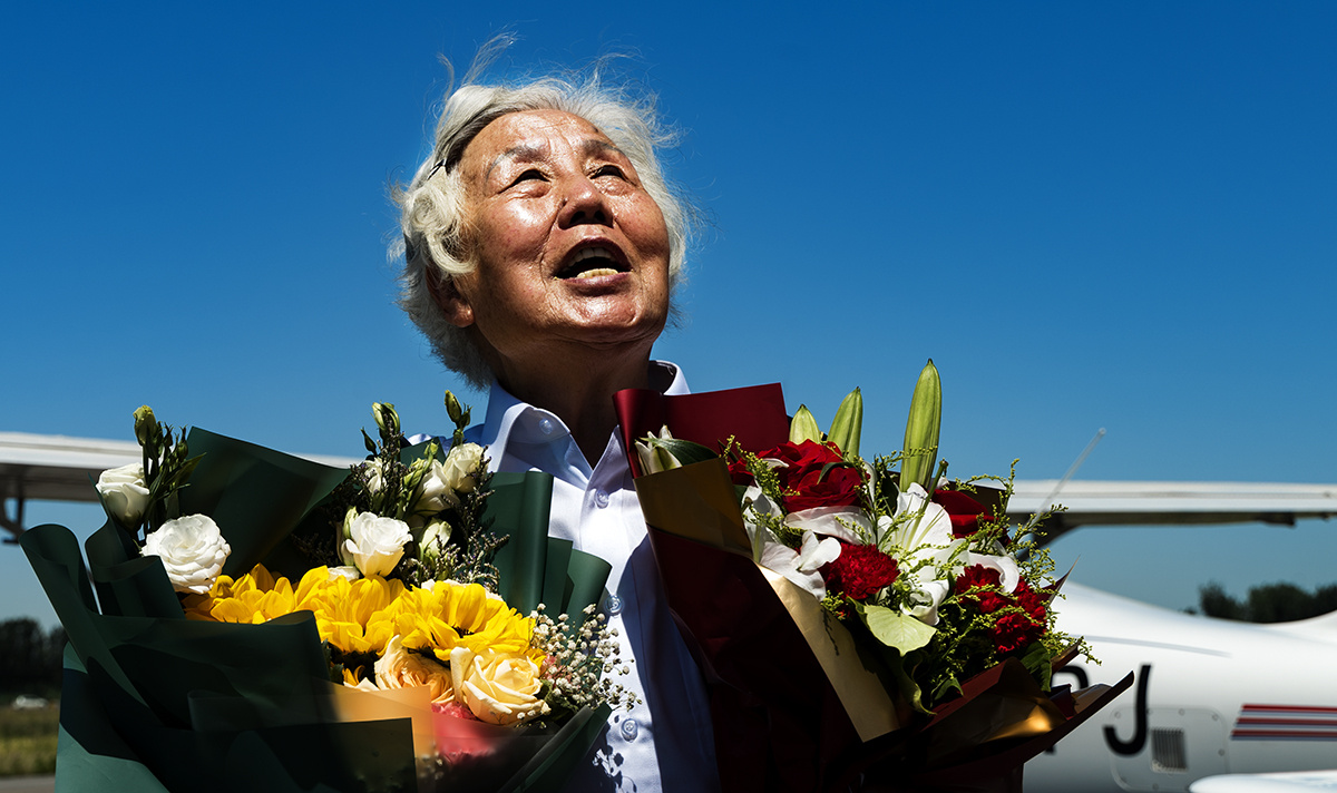 82岁的女飞行员苗晓红30年后重返蓝天,创我国女性飞行最高年龄.