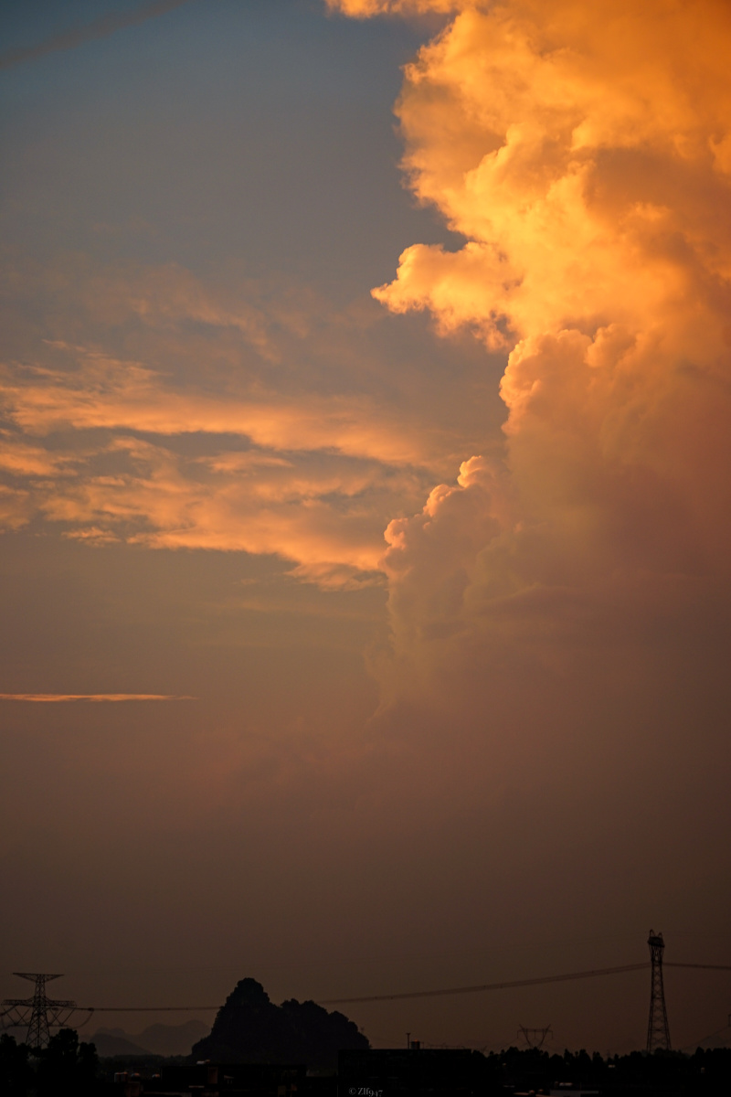 日落的天空很美.