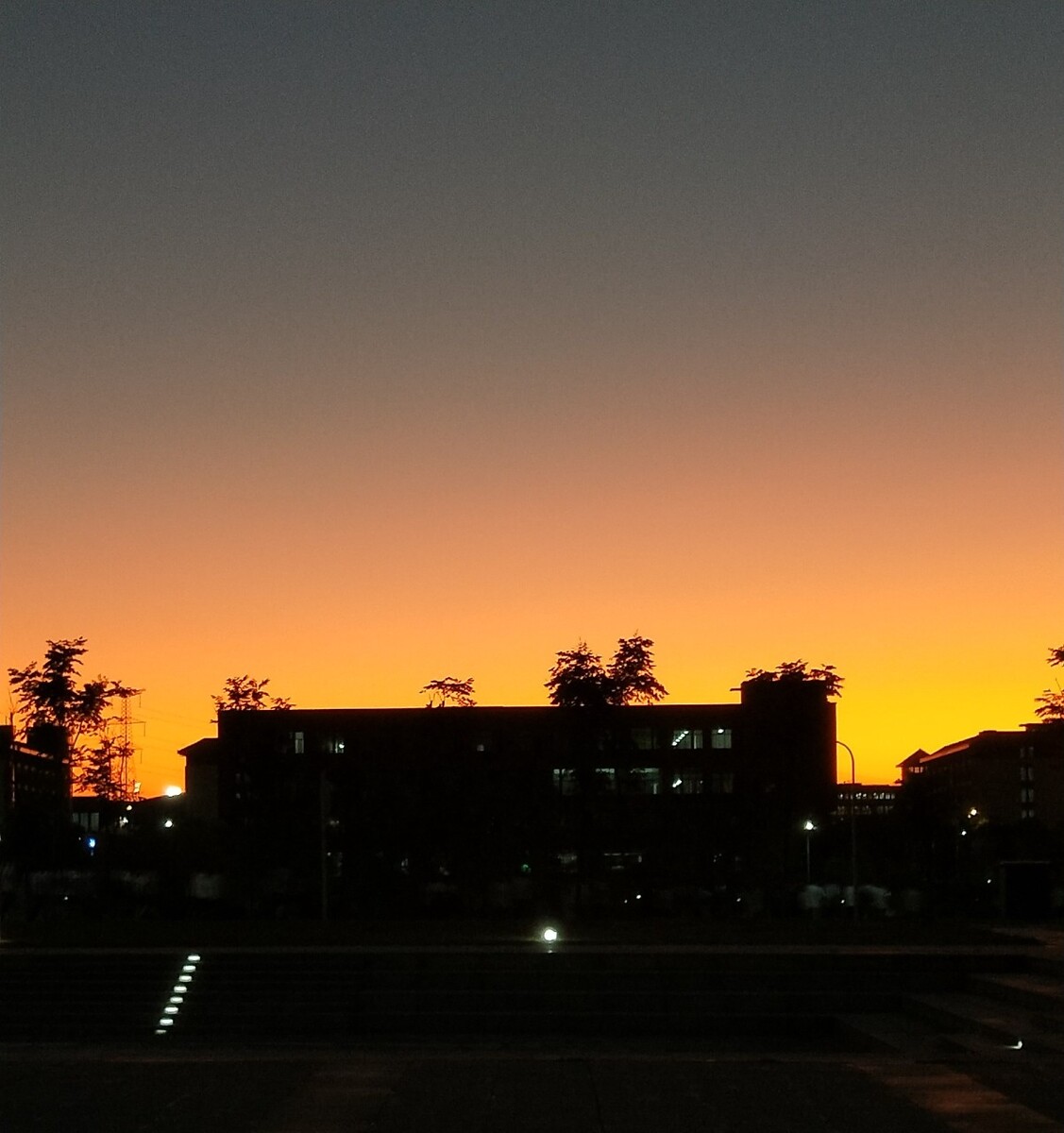 夜幕降临下的校园