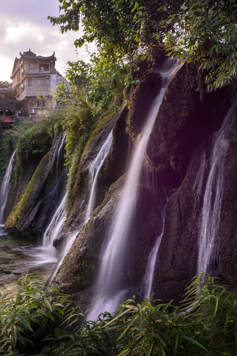 挂在瀑布上的千年古镇王村