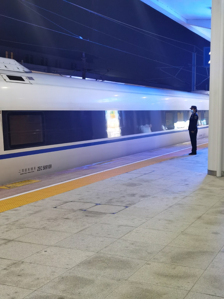 高铁到站旅途愉快