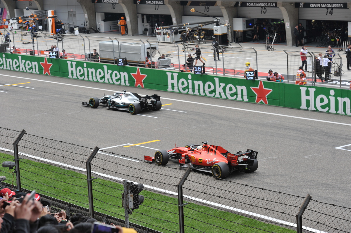 准备发车的汉密尔顿和维特尔